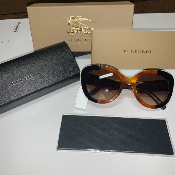 NWT Burberry 54mm UV Protection Butterfly Sunglass - Picture 6 of 8